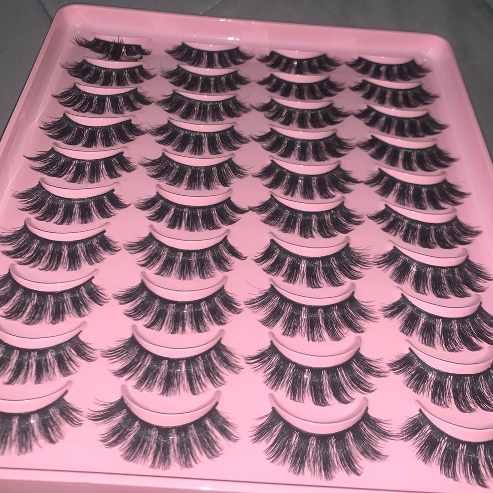 Lashes - Picture 3 of 6